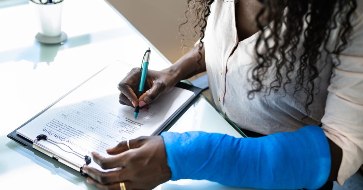 woman with broken arm filling out form