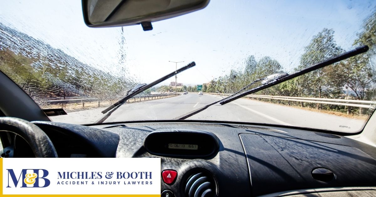 Windshield wipers washing away water